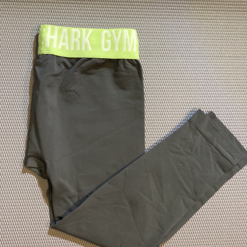 Gym shark quarter leggings